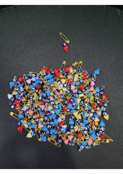 Karışık Figürlü Çengelli Iğne Üzerinde Minyatür Nazar Boncuklu Süs – Rastgele 1 Adet