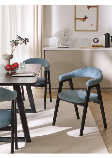 Nik Kollu Sandalye – Koyu Meşe Gövde, Yumuşak Off White Döşeme, Dinamik ve Modern Tasarım modelleri