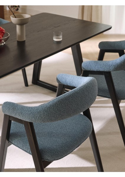 Nik Kollu Sandalye – Koyu Meşe Gövde, Yumuşak Off White Döşeme, Dinamik ve Modern Tasarım