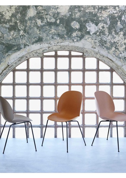 Beetle Plastik Sandalye – Nougat Rengi Oturak, Mat Siyah Bacaklar modelleri