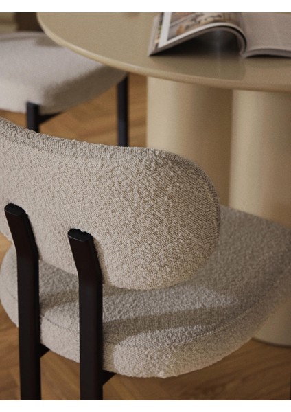 Adrıen Bouclé Kumaşlı Modern Yemek Sandalyesi – Beyaz, Üç Ayaklı Tasarım