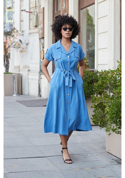 Kadın Ipeksi Modal Kumaş Yakalı Düşük Omuzlu Apoletli Yan Cepli Kemerli Diz Altı Boy Uzun Elbise-Indigo