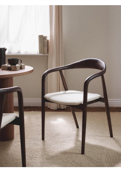 Angelina Ahşap Kolçaklı Sandalye - Krem Beyaz Minderli, Zamansız Tasarım fiyatları