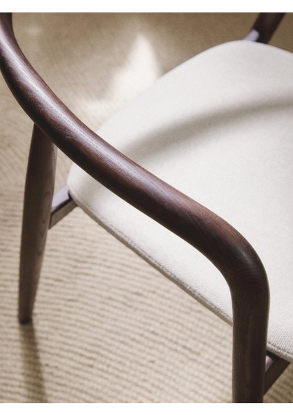 Angelina Ahşap Kolçaklı Sandalye - Krem Beyaz Minderli, Zamansız Tasarım