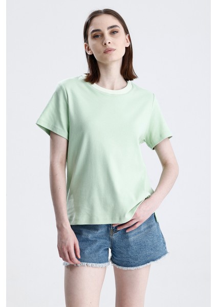 Yeşil Regular Fit Basic Kadın T-Shirt %100 Pamuk Yırtmaçlı Kısa Kol Bisiklet Yaka Düz Renk