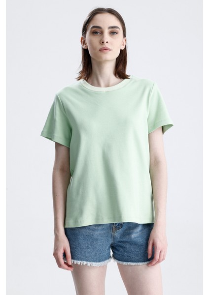 Yeşil Regular Fit Basic Kadın T-Shirt %100 Pamuk Yırtmaçlı Kısa Kol Bisiklet Yaka Düz Renk fırsatları
