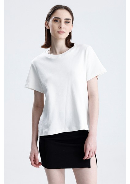 Beyaz Regular Fit Basic Kadın T-Shirt %100 Pamuk Yırtmaçlı Kısa Kol Bisiklet Yaka Düz Renk