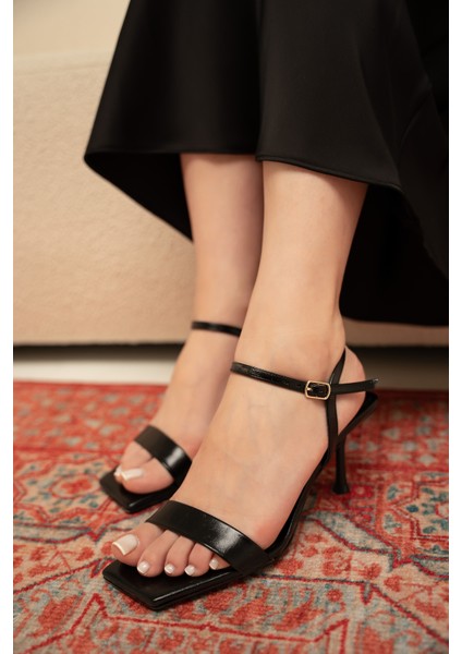 Ginger Kadın Tek Bant Tokalı Topuklu Ayakkabı