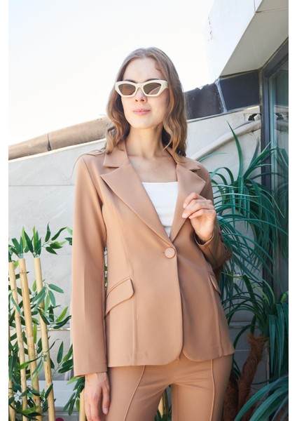 Kadın Yakalı Cep Kapaklı Tek Düğme Hafif Lirkalı Kumaş Blazer Ofis Ceket(Pantolon Kodu Jument 40082)-CAMEL