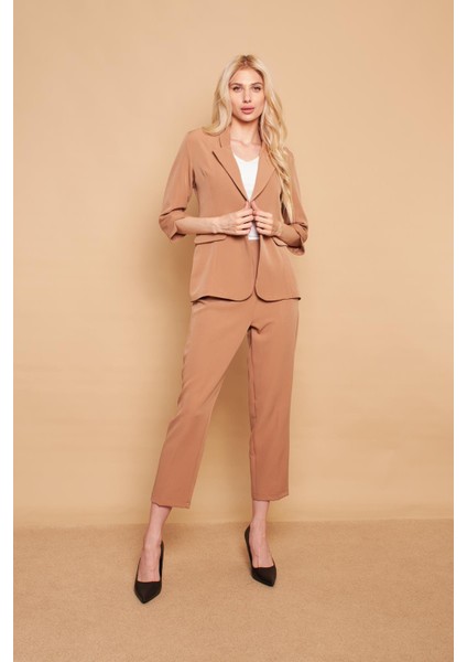 Yakalı Tek Düğmeli Kapri Kollu Kolu Yırtmaçlı Hafif Likralı Kumaş Blazer Ofis Ceket-Camel