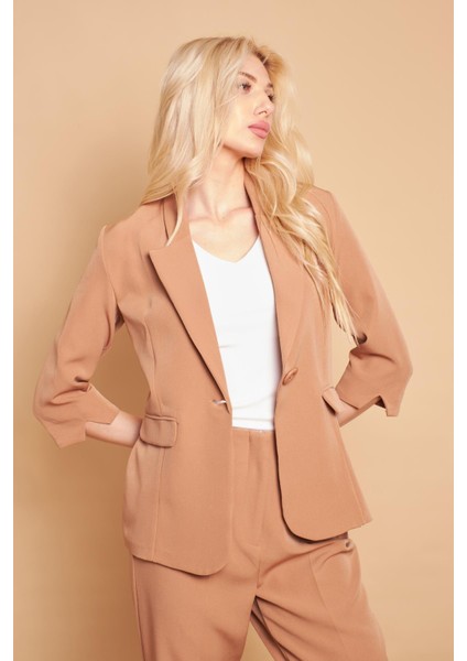 Yakalı Tek Düğmeli Kapri Kollu Kolu Yırtmaçlı Hafif Likralı Kumaş Blazer Ofis Ceket-Camel fırsatları