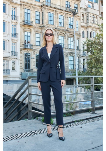 Çıkabilir Kemerli Cep Kapaklı Likralı Kumaş Uzun Blazer Ceket(Pantolon Kodu Jument 40032)-LACIVERT fiyatları