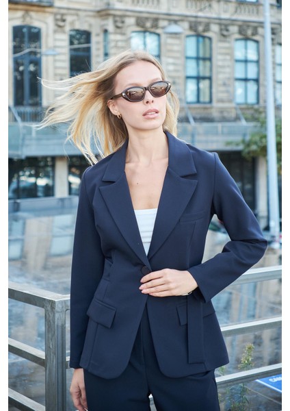 Çıkabilir Kemerli Cep Kapaklı Likralı Kumaş Uzun Blazer Ceket(Pantolon Kodu Jument 40032)-LACIVERT modelleri