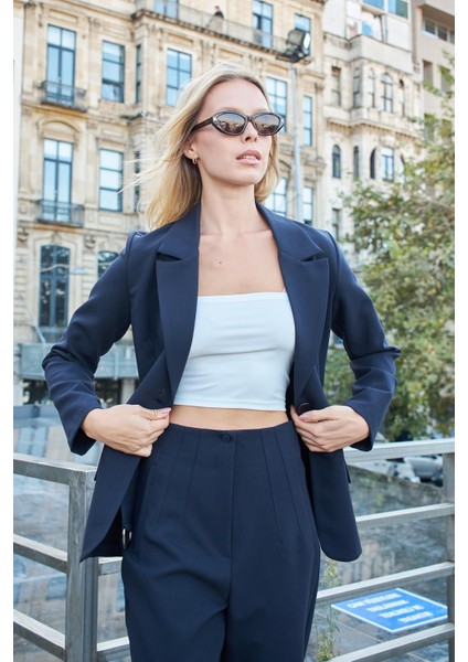 Çıkabilir Kemerli Cep Kapaklı Likralı Kumaş Uzun Blazer Ceket(Pantolon Kodu Jument 40032)-LACIVERT fırsatları