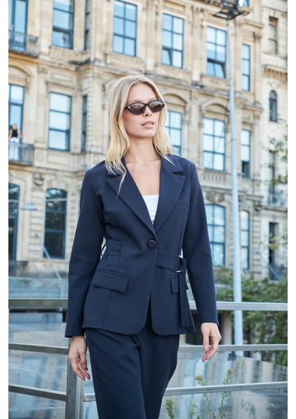 Çıkabilir Kemerli Cep Kapaklı Likralı Kumaş Uzun Blazer Ceket(Pantolon Kodu Jument 40032)-LACIVERT indirimleri