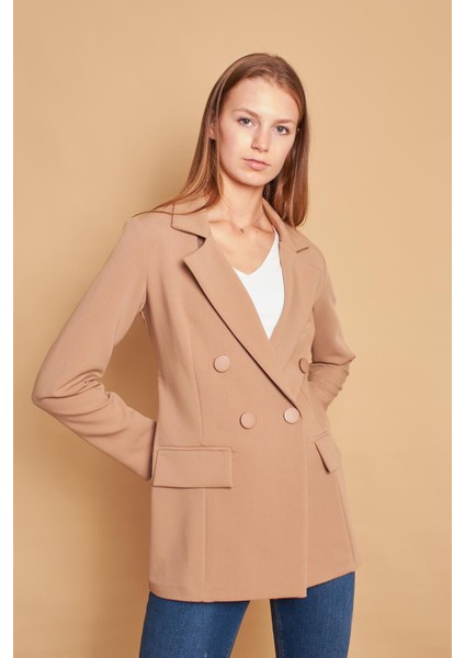 Kadın Düğme Detaylı Uzun Kol Şık Ofis Süs Cep Kapaklı Kumaş Blazer Ceket -Bej