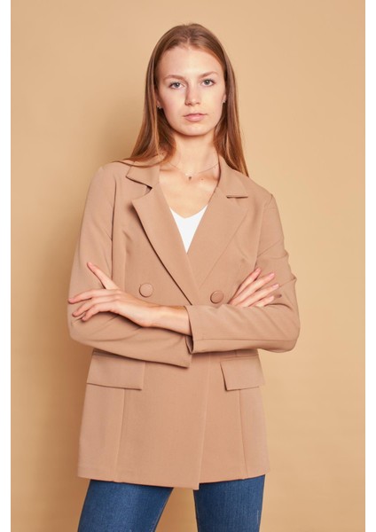 Kadın Düğme Detaylı Uzun Kol Şık Ofis Süs Cep Kapaklı Kumaş Blazer Ceket -Bej fiyatları