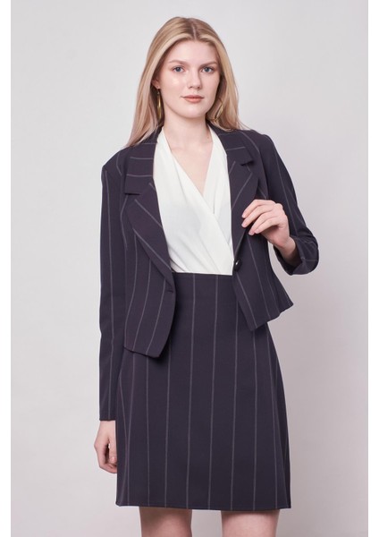 Kadın Çizgili Yakalı Uzun Kol Hafif Likralı Kumaş Kısa Blazer Ceket-Lacivert Çizgi