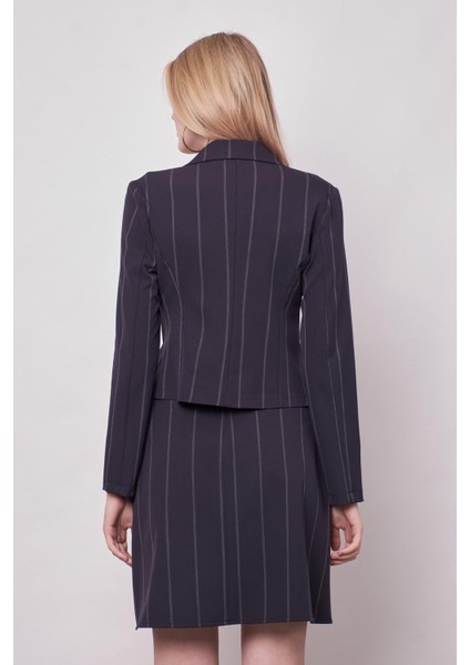 Kadın Çizgili Yakalı Uzun Kol Hafif Likralı Kumaş Kısa Blazer Ceket-Lacivert Çizgi