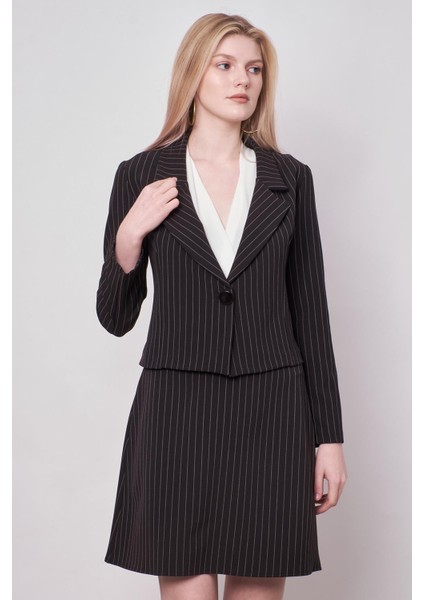 Kadın Çizgili Yakalı Uzun Kol Hafif Likralı Kumaş Kısa Blazer Ceket-Siyah Çizgi modelleri