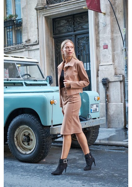 Kadın Likralı Kaşe Kumaş Yakalı Cep Kapaklı Uzun Kol Düğmeli Kısa Blazer Ceket Kaban-Camel modelleri