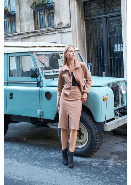 Kadın Likralı Kaşe Kumaş Yakalı Cep Kapaklı Uzun Kol Düğmeli Kısa Blazer Ceket Kaban-Camel fırsatları