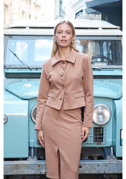 Kadın Likralı Kaşe Kumaş Yakalı Cep Kapaklı Uzun Kol Düğmeli Kısa Blazer Ceket Kaban-Camel indirimleri