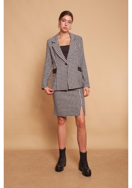 Pamuklu Kalın Tüvit Kumaş Desenli Aksesuar Detaylı Blazer Ceket(Metal Aksesuar Çıkabilir)-Siyah Kazayağı