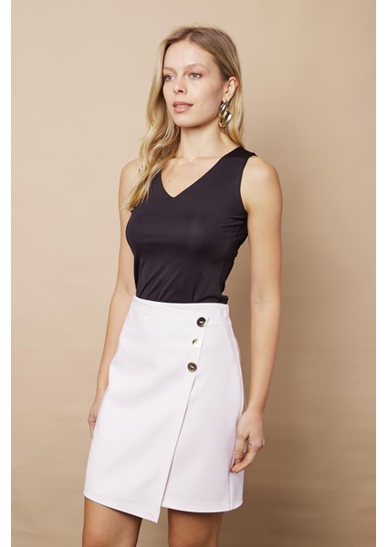 Kadın Arkadan Fermuarlı Düğme Detaylı Hafif Likralı Kumaş Diz Üstü Kalem Etek-Krem indirimleri