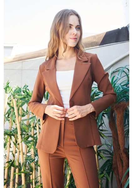 Kadın Yakalı Cep Kapaklı Tek Düğme Hafif Lirkalı Kumaş Blazer Ofis Ceket(Pantolon Kodu Jument 40082)-TABA