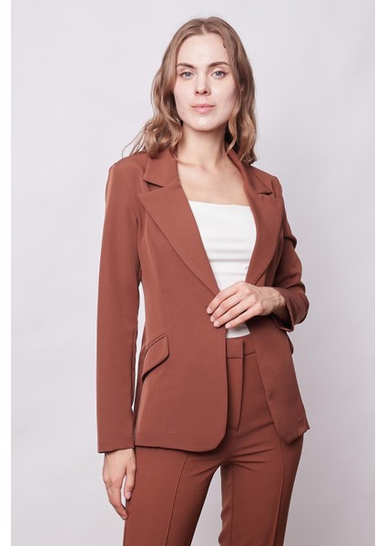 Kadın Yakalı Cep Kapaklı Tek Düğme Hafif Lirkalı Kumaş Blazer Ofis Ceket(Pantolon Kodu Jument 40082)-TABA indirimleri