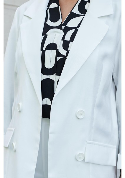 Kadın Ipeksi Dokulu Modal Kumaş Yakalı Cep Kapaklı Oversize Salaş Blazer Ceket-Beyaz fırsatları