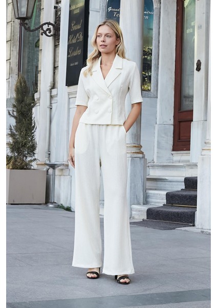 Kadın Esnek Kırınkıl Kumaş Yakalı Anvelop Kruvaze Düğmeli Kısa Kol Ceket-Krem modelleri