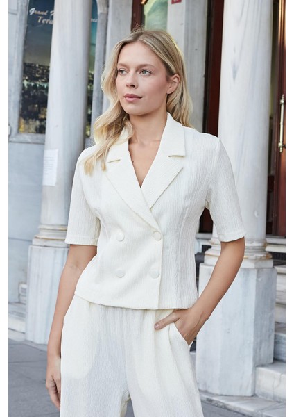 Kadın Esnek Kırınkıl Kumaş Yakalı Anvelop Kruvaze Düğmeli Kısa Kol Ceket-Krem fırsatları