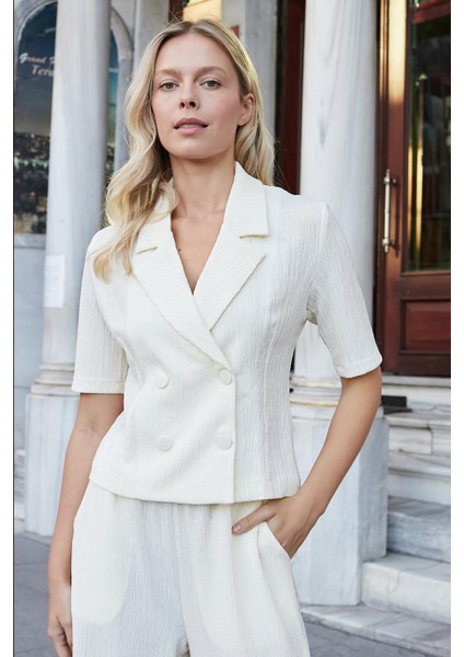 Kadın Esnek Kırınkıl Kumaş Yakalı Anvelop Kruvaze Düğmeli Kısa Kol Ceket-Krem indirimleri