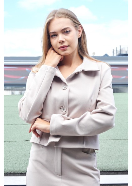 Kadın Likralı Kaşe Kumaş Yakalı Cep Kapaklı Uzun Kol Düğmeli Kısa Blazer Ceket Kaban-Şampanya