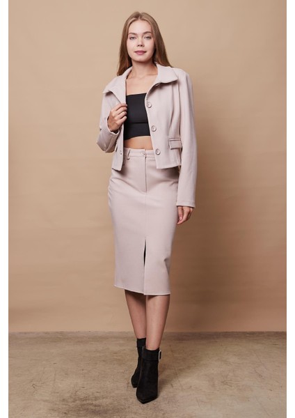 Kadın Likralı Kaşe Kumaş Yakalı Cep Kapaklı Uzun Kol Düğmeli Kısa Blazer Ceket Kaban-Şampanya fiyatları