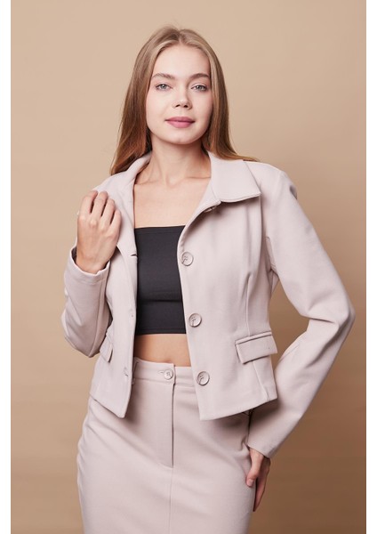 Kadın Likralı Kaşe Kumaş Yakalı Cep Kapaklı Uzun Kol Düğmeli Kısa Blazer Ceket Kaban-Şampanya modelleri