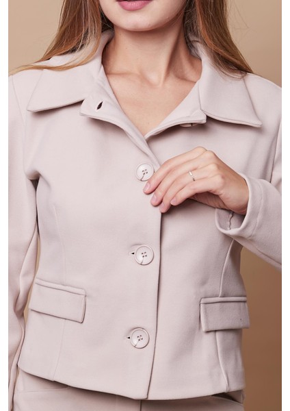 Kadın Likralı Kaşe Kumaş Yakalı Cep Kapaklı Uzun Kol Düğmeli Kısa Blazer Ceket Kaban-Şampanya indirimleri