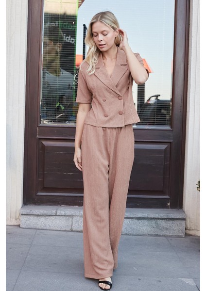 Kadın Esnek Kırınkıl Kumaş Yakalı Anvelop Kruvaze Düğmeli Kısa Kol Ceket-Camel modelleri