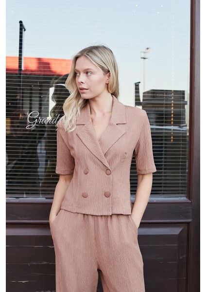 Kadın Esnek Kırınkıl Kumaş Yakalı Anvelop Kruvaze Düğmeli Kısa Kol Ceket-Camel fırsatları