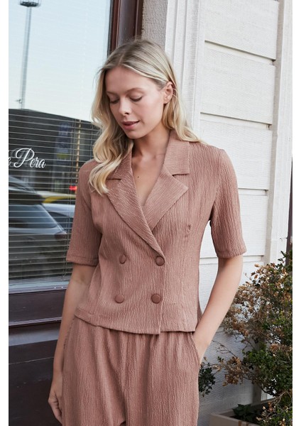 Kadın Esnek Kırınkıl Kumaş Yakalı Anvelop Kruvaze Düğmeli Kısa Kol Ceket-Camel indirimleri