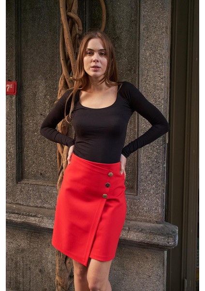 Kadın Arkadan Fermuarlı Düğme Detaylı Hafif Likralı Kumaş Diz Üstü Kalem Etek-Kırmızı