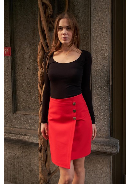 Kadın Arkadan Fermuarlı Düğme Detaylı Hafif Likralı Kumaş Diz Üstü Kalem Etek-Kırmızı fiyatları