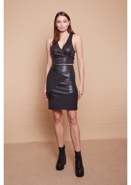 Deri Detaylı Yüksek Bel Hafif Likralı Kumaş Kalem Etek -Siyah