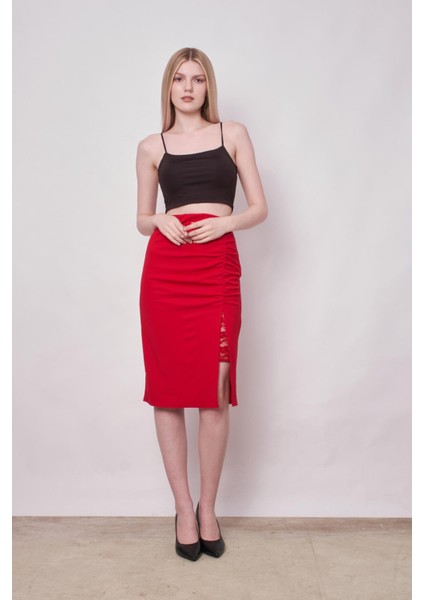 Kadın Dantel Detaylı Önü Büzgülü Yırtmaçlı Diz Altı Likralı Krep Kumaş Etek-Kırmızı