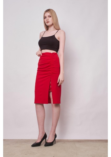 Kadın Dantel Detaylı Önü Büzgülü Yırtmaçlı Diz Altı Likralı Krep Kumaş Etek-Kırmızı
