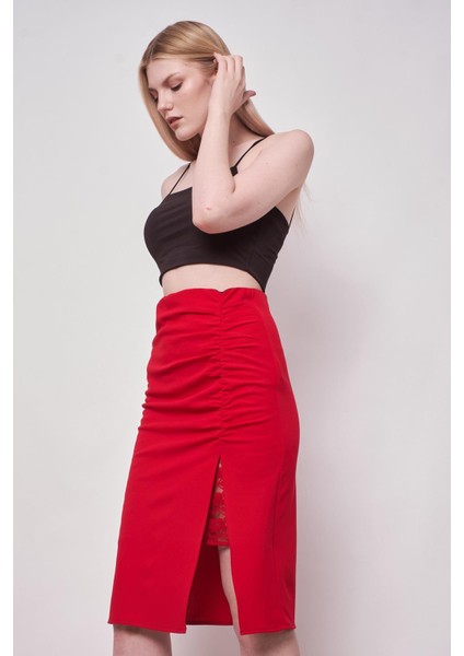 Kadın Dantel Detaylı Önü Büzgülü Yırtmaçlı Diz Altı Likralı Krep Kumaş Etek-Kırmızı