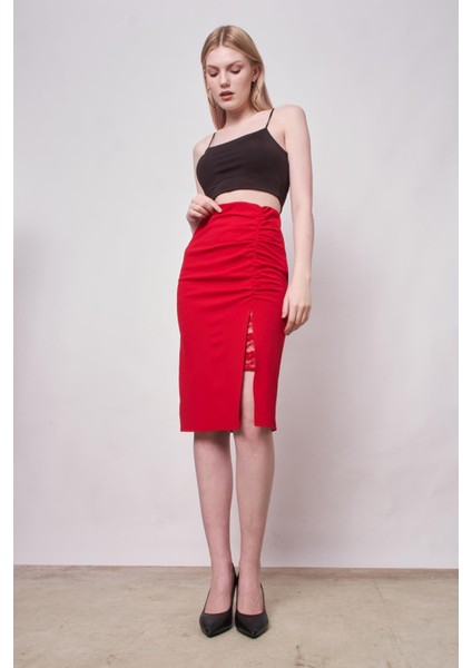 Kadın Dantel Detaylı Önü Büzgülü Yırtmaçlı Diz Altı Likralı Krep Kumaş Etek-Kırmızı