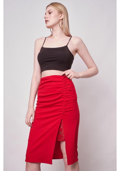 Kadın Dantel Detaylı Önü Büzgülü Yırtmaçlı Diz Altı Likralı Krep Kumaş Etek-Kırmızı